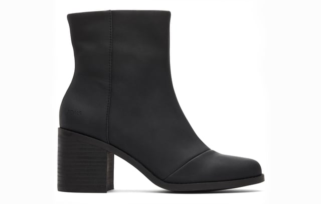 The Evelyn Casual Block Heel Boot is the perfect blend of comfort and style, designed for versatility. Crafted with leather uppers and a medial side zip, this boot offers easy wearability and a sleek silhouette. The asymmetric toe detail adds a touch of sophistication, while the high-rebound OrthoLite Eco X40 Hybrid insoles provide eco-friendly cushioning with 32% recycled content. Featuring a stacked leather-wrapped block heel and durable TPR outsole with TPU toplift, the Evelyn boot is ideal for both work and play.- Leather uppe- Side zip closure- Rised heel - Cushioned footbed- Durable outsole- Toms branding
