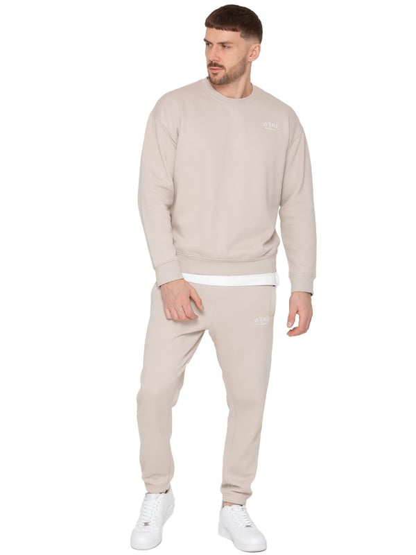 El suéter oversized para hombre Averè de Enzo Milano presenta un ajuste relajado y casual, perfecto tanto para descansar como para el uso diario. El frente muestra un discreto logotipo de Averè en el pecho. El suéter tiene mangas largas y un cuello redondo acanalado con puños acanalados, lo que le da una silueta limpia y clásica. La tela suave y el forro de felpa garantizan comodidad, mientras que el corte de hombro caído mejora el aspecto oversized. La parte trasera permanece lisa, manteniendo un estilo simple y elegante. Ideal para combinar con pantalones de chándal o jeans para un atuendo relajado.