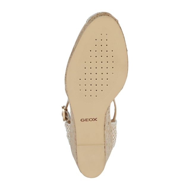The classic Geox rubber sole is based on an exclusive patent: the combination of the perforated sole and resistant breathable and waterproof membrane allow for natural temperature regulation, thereby keeps feet dry and comfortable for the whole day.