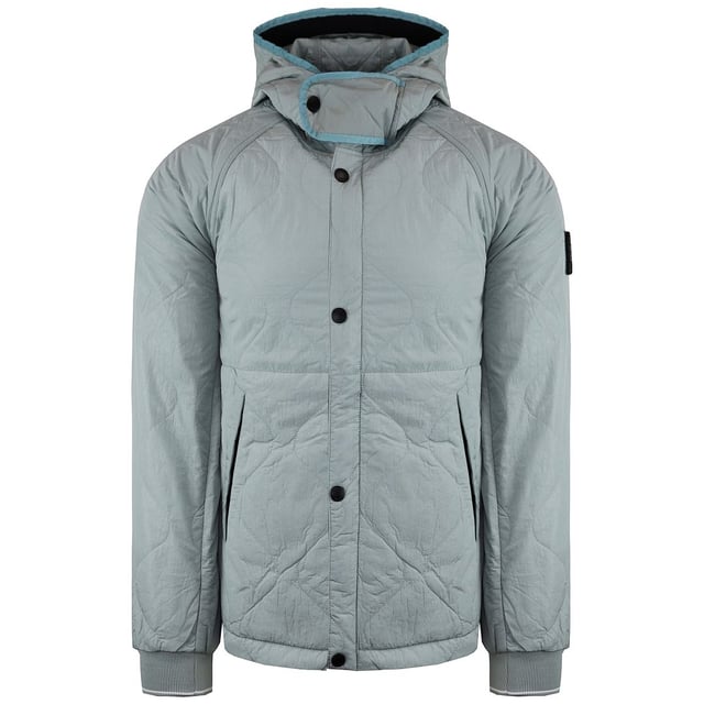 Chaqueta Retro 80's Manilla para hombre de Weekend Offender: una prenda nostálgica y elegante que rinde homenaje a la moda icónica de los años 80. Conocida por su estética streetwear contemporánea, Weekend Offender presenta la chaqueta Retro 80's Manilla, que combina las vibraciones retro con un toque moderno.

Características principales:

 Diseño Retro 80's:  La chaqueta Manilla probablemente presenta un diseño inspirado en las tendencias de moda de los años 80. Busca detalles únicos, combinaciones de colores o estampados que recuerden a esa época, capturando el espíritu del estilo retro.

 Material resistente a la intemperie:  Fabricada con material resistente a la intemperie, la chaqueta ofrece protección contra los elementos. Puede ser impermeable o resistente al agua, lo que la hace adecuada para diversas actividades al aire libre.

 Cierre frontal de cremallera con tirador retro: El cierre frontal de cremallera es una característica común en las chaquetas, ya que facilita su uso y ajuste. La chaqueta Retro 80's Manilla puede incluir un tirador de cremallera con un diseño retro, añadiendo un toque nostálgico.

 Prácticos bolsillos con detalles retro:  Es probable que la chaqueta incluya bolsillos prácticos, como bolsillos con cremallera o con botones a presión. Pueden incorporarse detalles retro, como ribetes en contraste o diseños de bolsillo únicos.

 Forro aislante:  Para mayor calidez, la chaqueta Retro 80's Manilla puede incorporar un forro aislante. Esto la hace adecuada para los días más fríos.
 Diseño con capucha:  Las chaquetas suelen llevar capucha para una mayor protección contra los elementos. La chaqueta Retro 80's Manilla puede incluir una capucha, que proporciona una cobertura adicional en condiciones meteorológicas inesperadas.