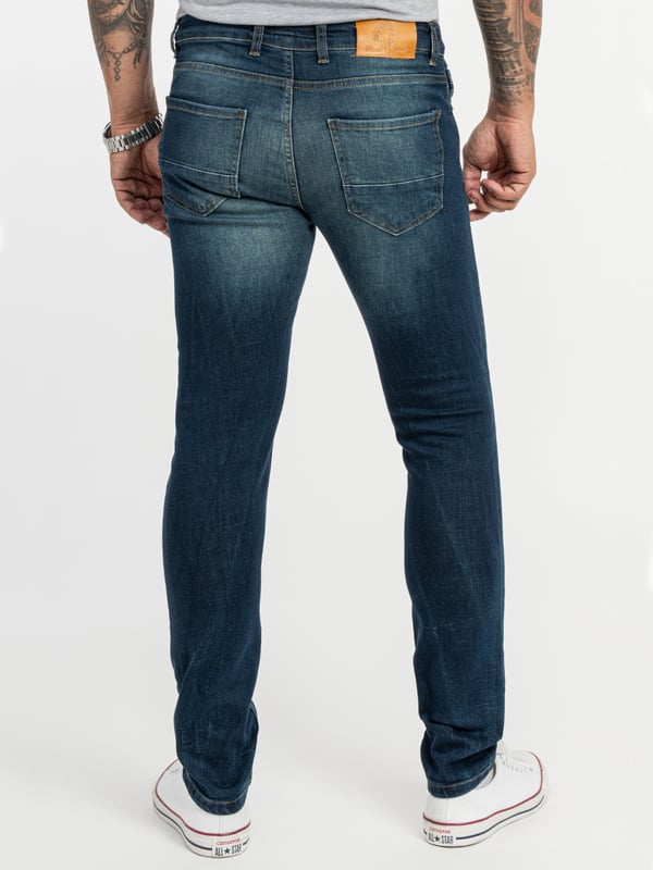Ein Klassiker für Arbeitsalltag, Freizeit und Urlaub ist die Blue Jeans im Regular  Fit! Viele unserer hell- bis dunkelblauen Herren Jeans gefallen mit coolen Waschungen im Used-Look. Die lässig sitzenden Hosen verfügen über gerade geschnittene Beine, das typische 5-Pocket-Design und ein Rock-Creek Patch. Neben praktischen Bundschlaufen besitzen sie einen Verschluss mit Knöpfen oder Zipper. Unsere Herren Jeans bestehen zu 100% aus Baumwolle oder haben einen hohen BaumwollAnteil. Bei einigen Modellen sorgt ein Stretch-Anteil für die perfekte Passform.