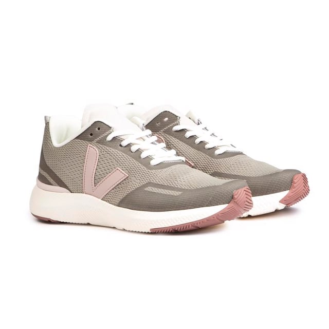 Veja's Impala Engineered Mesh trainers zijn veelzijdig. ecotreaded trainer. Ze zijn ontworpen om duurzaam en comfortabel te zijn. plus. ze zijn milieuvriendelijk. Deze sneakers in natuurlijke hardloopstijl hebben een bovenmateriaal van gerecyclede flessen met een lichtroze V-logo. voering van biologisch katoen en een stevige witte rubberen zool.
