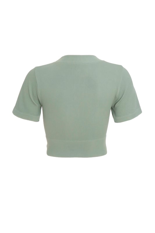 - Plain design - Round neckline - Short sleeve - Cropped style - Model height: 5' 8" - Model wears size s
