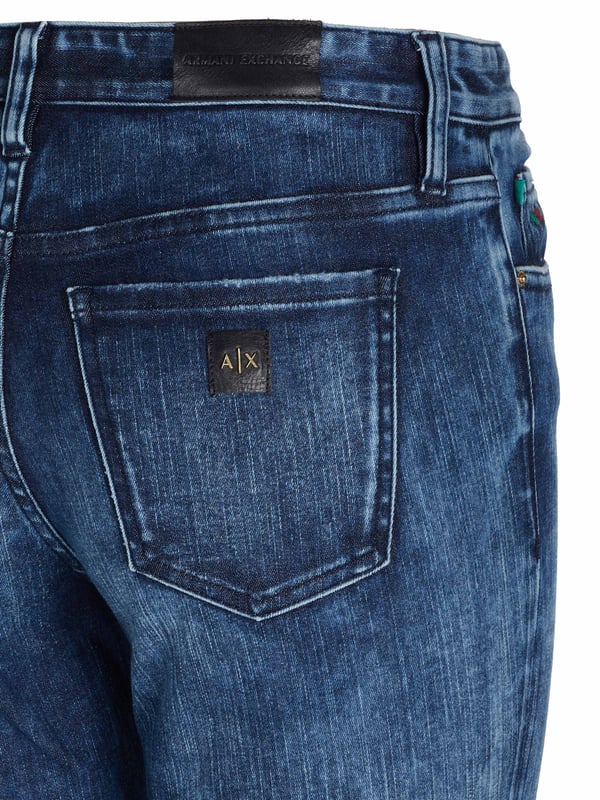 78% algodón, 10% lyocell, 10% elastomultiéster, 2% elastano; Vaqueros Armani Exchange;  Modelo: 6KYJ01Y1ERZ1500;  Mano de obra de alta calidad;  Mezcla de algodón, elástico;  Ajuste súper ajustado;  Cierre: botón, cremallera;  Estilo clásico de "5 bolsillos";  hebillas de cinturon;  Detalles del logotipo de Armani Exchange