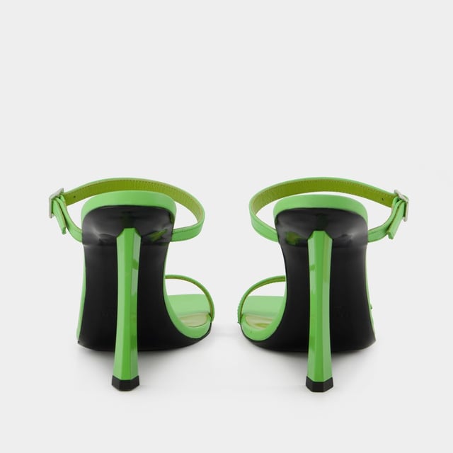 By Far Estos mules minimalistas de pueden llevar con todos tus conjuntos, con pantalones o con un vestido para un poco más de altura. Nos encantan por su doble hebilla que alarga la silueta. Altura del tacón: 8 cm. Colores: Verde - Verde fresco. Material principal: piel de ternero lisa. Material de la suela: cuero. Material del forro: cuero. Cierre: fácil de poner. Forma de la puntera: cuadrada abierta. Ajuste: fiel a la talla - Tallaje: europeo.