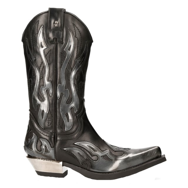Deze laarzen zijn gemaakt van premium koeienhuid en verschijnen in het klassieke cowboysilhouet voor een stijl die iconisch en modieus is. Dit exemplaar, met een hoge schacht en spitse neus, behoudt de kenmerken die de cowboylaars beroemd hebben gemaakt, maar introduceert ook creatieve wendingen die dit kledingstuk naar een hoger niveau tillen. Deze stijl verschijnt met een metalen motief, te zien aan de introductie van een zilver metallic vlamontwerp en een stalen hak, die beide een eigentijdse flair aan deze klassieke cowboylaars geven. Voor extra comfort heeft New Rock een zachte leren voering aan de binnenkant geïntroduceerd en voor een onderscheidende look heeft de hak verhoogd, wat resulteert in een gedurfd uiterlijk dat dit stuk afrondt. • Hakhoogte - 4 cm • Platformhoogte - 1 cm • Schachthoogte - 25 cm • Buitenmateriaal - Koeienleer