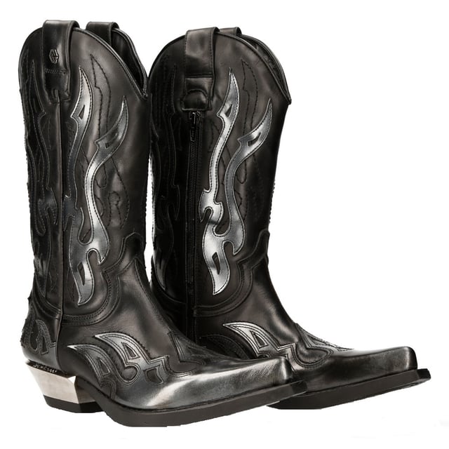 Deze laarzen zijn gemaakt van premium koeienhuid en verschijnen in het klassieke cowboysilhouet voor een stijl die iconisch en modieus is. Dit exemplaar, met een hoge schacht en spitse neus, behoudt de kenmerken die de cowboylaars beroemd hebben gemaakt, maar introduceert ook creatieve wendingen die dit kledingstuk naar een hoger niveau tillen. Deze stijl verschijnt met een metalen motief, te zien aan de introductie van een zilver metallic vlamontwerp en een stalen hak, die beide een eigentijdse flair aan deze klassieke cowboylaars geven. Voor extra comfort heeft New Rock een zachte leren voering aan de binnenkant geïntroduceerd en voor een onderscheidende look heeft de hak verhoogd, wat resulteert in een gedurfd uiterlijk dat dit stuk afrondt. • Hakhoogte - 4 cm • Platformhoogte - 1 cm • Schachthoogte - 25 cm • Buitenmateriaal - Koeienleer