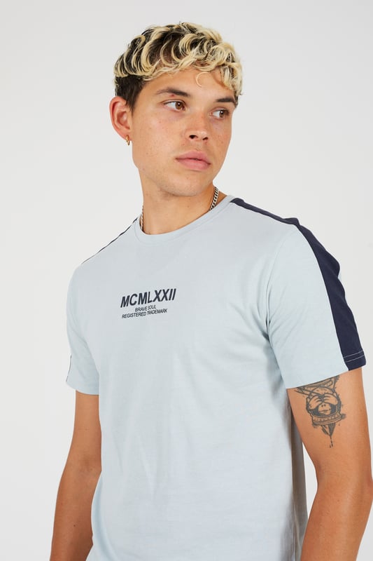 Upgrade your casual wardrobe with this t-shirt and short set from Brave Soul. The matching set includes a t-shirt with a chest print, shorts with contrast detailing, and an elasticated waistband. With two side pockets to provide ample storage for your everyday essentials. Model wears UK size M.