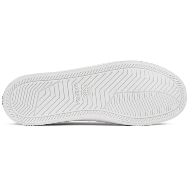 Trek deze Cariuma Oca Low-sneakers aan voor milieuvriendelijke stijl en comfort. Deze gymschoenen met veters zijn gemaakt van zacht canvas van biologisch katoen, een gedempte kurk en een binnenzool van biobased schuim voor casual comfort en een stevige rubberen zool voor grip. De glanzende zilveren oogjes voegen een vleugje glamour toe. Omarm dit modieuze, relaxte ontwerp met een goed geweten en verbeter je garderobe met deze skater-kicks van het merk.