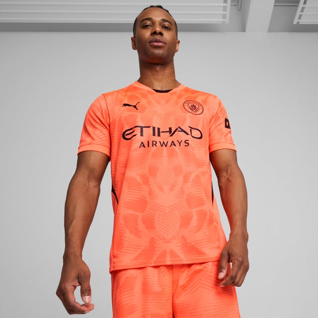 PRODUCT STORY: Defend your goal like Manchester City's finest in this official 24/25 short-sleeved goalkeeper jersey. Lightweight, breathable and cut for action, it features our moisture-wicking dryCELL fabric to keep you feeling cool, comfortable and focused. FEATURES & BENEFITS: dryCELL: Performance technology designed to wick moisture from the body and keepyou free of sweat during exercise; As part of the RE:FIBRE program, this garment is made of at least 95% recycled material from textile waste and other used materials. DETAILS: Regular fit; 170 gsm, Jacquard; Crew neck; Short sleeves; Official team branding. Our model is 181 cm tall and is wearing size M UK.