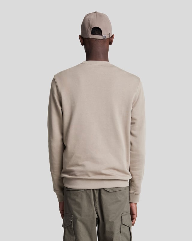 We’ve spent years perfecting our cotton jersey basics and the design expertise shows. This crew neck sweatshirt is made from cosy cotton jersey and features a retro-inspired triangle stitch detail at the neckline. - Round neck 
- Long sleeves 
- Composition: 100% cotton