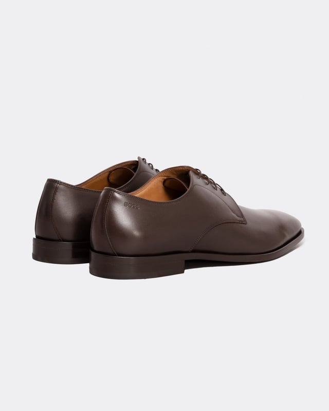 Lace-up Derby shoes with leather lining by BOSS.
LacesFully linedSole: LeatherPackaging: Box
100% Calfskin, Sole: 65% Leather, 35% compressed wood fibres, Upper material: 100% Calfskin, Innersole: 100% Calfskin
 
50499740
 