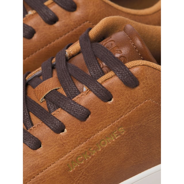 Zapatillas deportivas para hombre de la marca Jack & Jones. El zapato está hecho de cuero sintético de alta calidad.  Marca: Jack & JonesNombre del modelo: BossCategoría: zapatos para hombreMateriales: piel sintéticaColor: coñac.