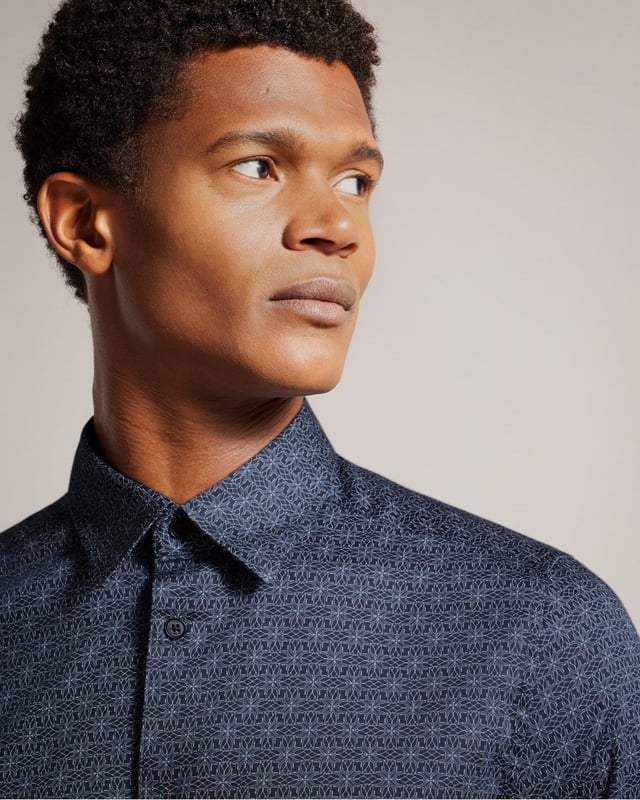 PAVIA te tiene cubierto, no importa donde te lleve el día. Confeccionada en una cómoda mezcla de algodón, esta camisa es perfecta para lucir un look elegante y desenfadado. Con sus mangas largas y cuello clásico, es lo suficientemente versátil como para llevarte del trabajo a una salida de fin de semana con los amigos.



Camisa abotonable
Mezcla de algodón
Manga larga
Cuello clásico
Estampado geométrico de estrellas


97% algodón, 3% elastán
 
272176

 






 
