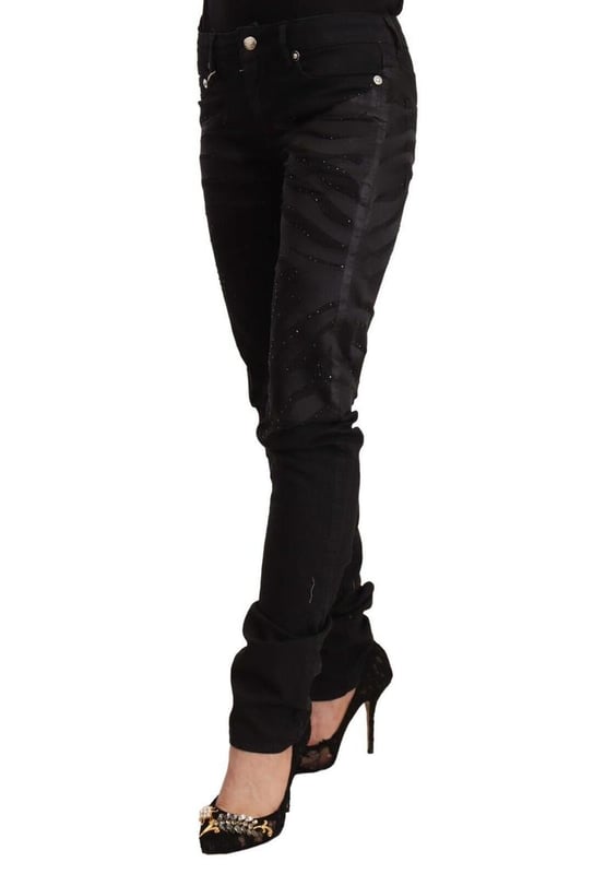 Precioso a estrenar con etiquetas.
  Vaqueros Just Cavalli slim fit de cintura media.
  Confeccionado con un 98 % de algodon y un 2 % de elastano.
  Color negro adornado.
  Cierre de cremallera y boton.
  Detalles del logotipo.
  Disenado para mujeres.