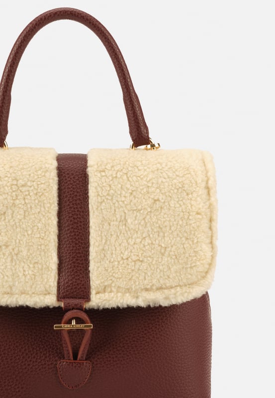 Lenght : 35 cm Height : 25 cm Width : 11 cm Handle Material  : Vegan Leather (pu) Handle Lenght : 30 cm Strap Material  : Vegan Leather (pu) Strap Lenght : 105 cm - 122 cm İnteriror Detail :  Fabric Closure Type : Buttoning Usage: Suitable for Daily & Formal Carrying on Shoulder and in Hand Material : A Quality Vegan Leather Material : Polyester Lined Colour : Burgundy Accessory Material : Metal Fabric Type : Straight Compartments : Two main compartments and a zippered compartment in the middle. Washing Instructions: Do not use chemical-containing cleaners on your product. You can clean the surface with a damp cloth.