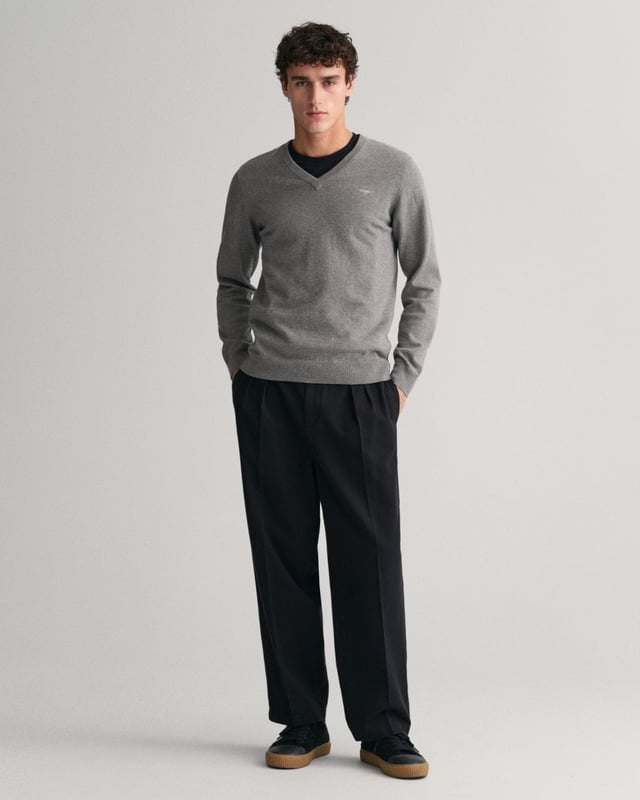Crafted in cotton and cut in a regular fit, this V-neck sweater features a GANT shield graphic embroidered at the chest. Perfect for layering, wear it over a dress shirt with tailored pants and an elevated boat shoe for a quintessential preppy look.
Regular fit  Rib endings at hem and sleeve cuffs  V-neck  GANT graphic embroidered at chest
 
Cotton 100%
 
8030562
 