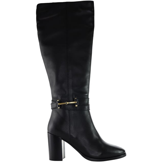 Stap in verfijning en stijl met de Ted Baker Aryna Women's Black Knee High Boots - een statement stuk dat luxe en eigentijds design naadloos combineert. Verhoog je mode spel met deze prachtige kniehoge laarzen met een groot aantal opmerkelijke functies:

Belangrijkste kenmerken:

 Luxe lederen constructie:  De Ted Baker Aryna Boots zijn gemaakt van hoogwaardig zwart leer, waardoor ze er niet alleen strak en gepolijst uitzien, maar ook duurzaam zijn en de tand des tijds doorstaan. Het luxe materiaal voegt een vleugje weelde toe aan je ensemble.

 Elegant kniehoog ontwerp:   Maak een gedurfd modestatement met het kniehoge silhouet van deze laarzen. De grotere hoogte zorgt voor een chique en tijdloze look, waardoor ze een veelzijdige keuze zijn voor verschillende gelegenheden.

 Comfortabele pasvorm:   Ondanks hun geraffineerde uiterlijk zijn deze kniehoge laarzen ontworpen met jouw comfort in gedachten. De doordachte constructie zorgt voor een goede pasvorm rond de kuit en biedt zowel stijl als bewegingsvrijheid.

 Stevige hak: De laarzen hebben een stevige en uitgebalanceerde hak, die je comfortabel optilt zonder aan stabiliteit in te boeten. Of je nu door de straten van de stad loopt of een formeel evenement bijwoont, deze laarzen bieden zowel stijl als gemak.

 Ritssluiting: De handige ritssluiting aan de zijkant zorgt voor gemakkelijk aan- en uittrekken, zodat je deze kniehoge laarzen gemakkelijk aan kunt trekken en er toch strak en gestroomlijnd uit blijft zien.