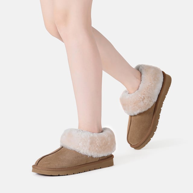 Estas acogedoras pantuflas con costura central y cuello completo ofrecen una invitación a disfrutar de una comodidad incomparable. Confeccionado con un forro y una plantilla hechos de piel de oveja, proporciona calidez transpirable para los pies fríos. Especificación: Parte superior de gamuza Forro cálido de lana de piel de oveja Plantilla de lana de piel de oveja suave Suela Eva Tecnologías: Parte superior resistente al agua Suela ligera