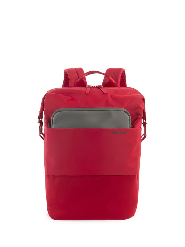 Mochila unisex. El cierre es con cremallera. Hay dos bolsillos internos abiertos. Los bolsillos exteriores son uno frontal con cremallera y dos laterales abiertos. Falta la correa para el hombro. El mango está fabricado en nailon. Hay un compartimento interno. El material exterior es 100% nailon. Internamente es poliéster. Medidas: 36x28,5x13 cm. Producto de moda