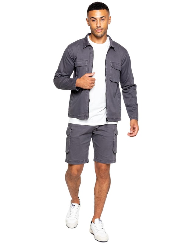 Conjunto de ropa Enzo Mens Cargo. Manga larga, cremallera, cuello, sobrecamisa carga. Dos bolsillos de carga planos delanteros con cierre Velcro. Dos bolsillos laterales. Adornos cosidos en mangas y dobladillo. Conjunto completado con pantalones cortos de carga. Cintura elástica con cordón ajustable. 5 Diseño de bolsillo. 2 bolsillos laterales, 2 bolsillos cargo con cierre Velcro. Bolsillo trasero único con costura. Media altura, pantalones cortos de ajuste regular.