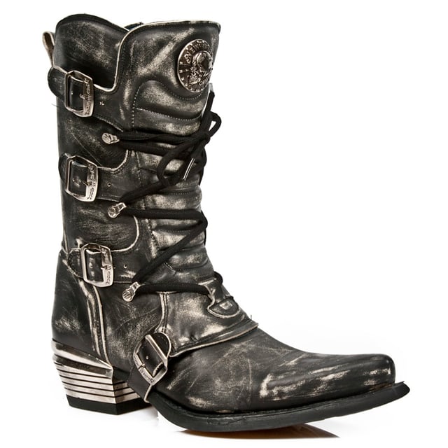 Deze laarzen zijn gemaakt van premium koeienhuid en verschijnen in het klassieke cowboysilhouet voor een stijl die iconisch en modieus is. Dit exemplaar, met een hoge schacht en spitse neus, behoudt de kenmerken die de cowboylaars beroemd hebben gemaakt, maar introduceert ook creatieve wendingen die dit kledingstuk naar een hoger niveau tillen. Deze schoenen zijn voorzien van een opvallend metalen motief met toevoegingen zoals metalen gespen aan de sluiting, een hoge metalen hak en metallic New Rock-logo, waardoor ze een moderne, modieuze look krijgen. Voor extra comfort heeft New Rock een zachte lederen voering aan de binnenkant geïntroduceerd en voor een onderscheidende look heeft de metalen hak verhoogd, wat resulteert in een gedurfd uiterlijk dat dit stuk afrondt. • Hakhoogte - 4 cm • Platformhoogte - 1 cm • Schachthoogte - 25 cm • Buitenmateriaal - Koeienleer