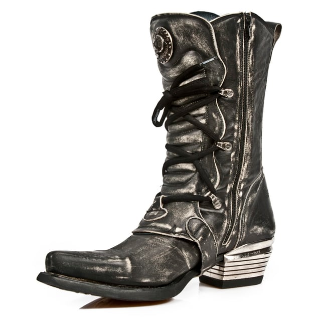 Deze laarzen zijn gemaakt van premium koeienhuid en verschijnen in het klassieke cowboysilhouet voor een stijl die iconisch en modieus is. Dit exemplaar, met een hoge schacht en spitse neus, behoudt de kenmerken die de cowboylaars beroemd hebben gemaakt, maar introduceert ook creatieve wendingen die dit kledingstuk naar een hoger niveau tillen. Deze schoenen zijn voorzien van een opvallend metalen motief met toevoegingen zoals metalen gespen aan de sluiting, een hoge metalen hak en metallic New Rock-logo, waardoor ze een moderne, modieuze look krijgen. Voor extra comfort heeft New Rock een zachte lederen voering aan de binnenkant geïntroduceerd en voor een onderscheidende look heeft de metalen hak verhoogd, wat resulteert in een gedurfd uiterlijk dat dit stuk afrondt. • Hakhoogte - 4 cm • Platformhoogte - 1 cm • Schachthoogte - 25 cm • Buitenmateriaal - Koeienleer