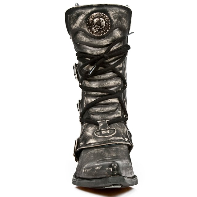 Deze laarzen zijn gemaakt van premium koeienhuid en verschijnen in het klassieke cowboysilhouet voor een stijl die iconisch en modieus is. Dit exemplaar, met een hoge schacht en spitse neus, behoudt de kenmerken die de cowboylaars beroemd hebben gemaakt, maar introduceert ook creatieve wendingen die dit kledingstuk naar een hoger niveau tillen. Deze schoenen zijn voorzien van een opvallend metalen motief met toevoegingen zoals metalen gespen aan de sluiting, een hoge metalen hak en metallic New Rock-logo, waardoor ze een moderne, modieuze look krijgen. Voor extra comfort heeft New Rock een zachte lederen voering aan de binnenkant geïntroduceerd en voor een onderscheidende look heeft de metalen hak verhoogd, wat resulteert in een gedurfd uiterlijk dat dit stuk afrondt. • Hakhoogte - 4 cm • Platformhoogte - 1 cm • Schachthoogte - 25 cm • Buitenmateriaal - Koeienleer