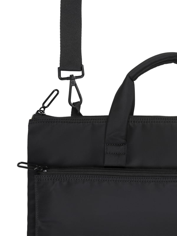 Dameshandtas met ritssluiting. één open binnenzak. één voorkant met externe zakken met ritssluiting. in lint schouderband.  Handvat van gerecycled polyethyleentereftalaat. twee binnenvakken.  extern materiaal.  Binnenkant van gerecycled polyethyleentereftalaat. Afmetingen: 40,5x28,5x5 cm. Modeproduct