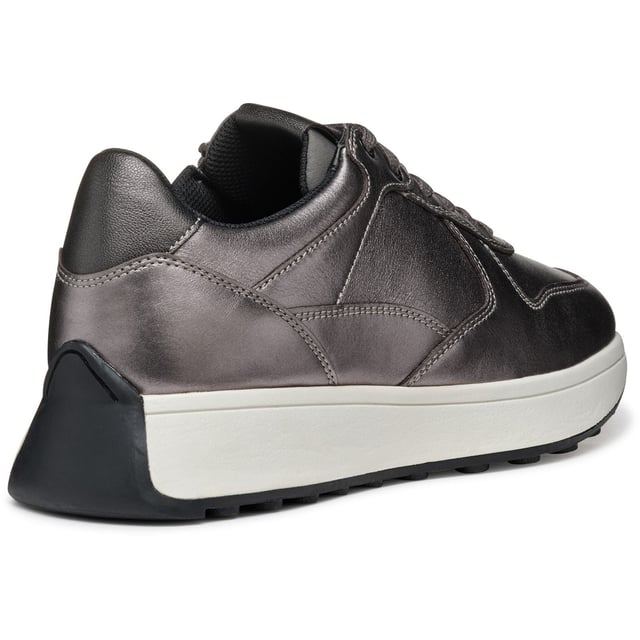 Amabel ist ein Low-Cut-Sneaker im Retro-Laufschuh-Stil mit viel modernem Charme. Gefertigt aus Metallic-Leder und einem perlglänzenden Material mit Ledereffekt, ist er ideal, um sportlich-schicken Charme in den Alltag zu bringen.