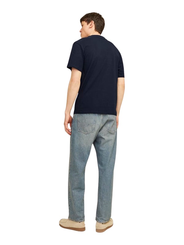 Ervaar het ultieme comfort met het Jack & Jones T-shirt voor heren. Dit T-shirt met korte mouwen heeft een klassieke ronde hals en een losse pasvorm voor een ontspannen gevoel. Het is gemaakt van hoogwaardige materialen en biedt een hoge mate van comfort en duurzaamheid. De stijlvolle logoprint op de voorkant geeft het shirt een moderne touch, terwijl de rubberen opdruk voor extra zachtheid zorgt. Dit T-shirt is perfect om elke dag te dragen en kan worden gecombineerd voor elke gelegenheid. Met jeans, shorts of joggingbroeken - dit T-shirt is een echte allrounder. Jack & Jones staat voor kwaliteit en stijl die je kunt voelen. Koop je nieuwe favoriete shirt en ervaar het verschil. Je perfecte metgezel voor elke dag.