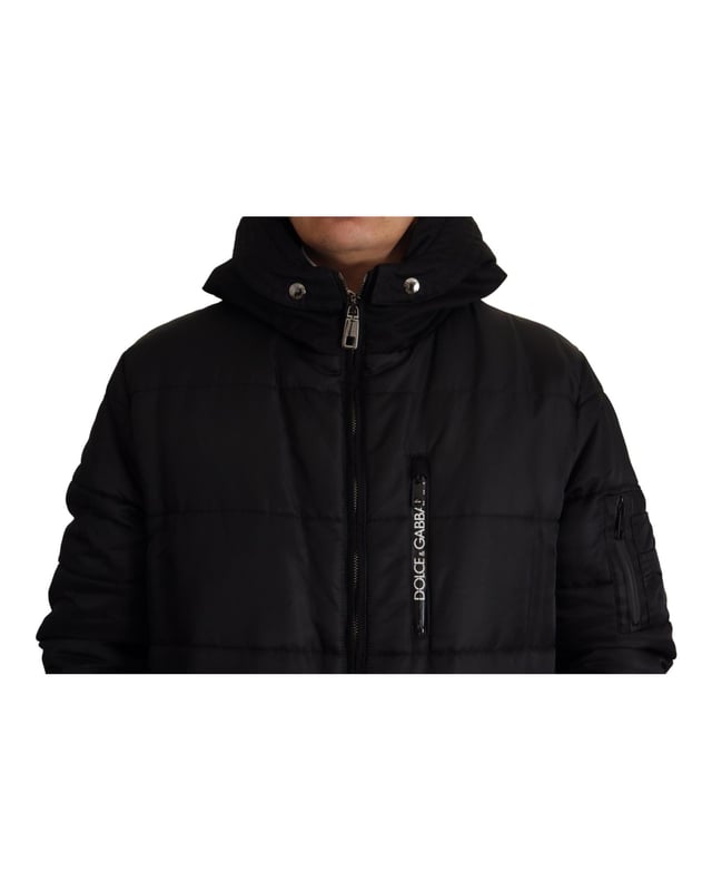 Marca: Dolce & Gabbana  
Modelo: Chaqueta parka con capucha  
Color: Negro  
Cierre de cremallera completa  
Detalles del logo  
Hecho en Italia  
Material: 80% Nylon 20% Algodón  
Forro: 100% Poliéster  
Material: 80% Nylon 20% Algodón