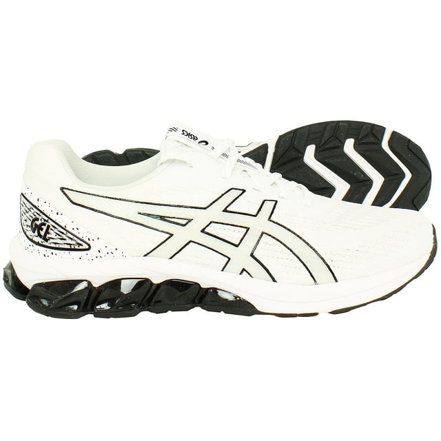 Adéntrate en el futuro del calzado deportivo con las zapatillas ASICS Gel-Quantum 180 VII blancas para hombre. Diseñadas para ofrecer la máxima comodidad, rendimiento y estilo, estas zapatillas cuentan con un elegante diseño blanco que irradia versatilidad tanto para actividades atléticas como para ropa informal.

Características principales:

 Sistema de amortiguación con tecnología GEL:  Las Gel-Quantum 180 VII están equipadas con la tecnología GEL característica de ASICS en el retropié para atenuar el choque durante el impacto, garantizando una transición suave a través del ciclo de la marcha. Este avanzado sistema de amortiguación mejora el confort, especialmente durante las actividades de alto impacto.

 Tecnología Trusstic System:  La tecnología Trusstic System integra un componente resinoso en la zona del mediopié, reforzando la estabilidad y evitando la torsión excesiva. Esta característica refuerza la integridad estructural de la zapatilla sin añadir peso innecesario.

 Plantilla OrthoLite:  La plantilla OrthoLite no sólo mejora la comodidad, sino que también proporciona control de la humedad y transpirabilidad. Ayuda a mantener los pies secos y frescos durante un uso prolongado, haciendo que estas zapatillas sean adecuadas para su uso durante todo el día.

 Mediasuela AmpliFoam:  La entresuela AmpliFoam ofrece una amortiguación ligera y duradera, proporcionando un excelente equilibrio entre flexibilidad y capacidad de respuesta. Esta tecnología contribuye a una zancada más enérgica y cómoda.

 Suela de caucho de alta abrasión:  La duradera suela exterior de caucho, con un compuesto de alta abrasión, proporciona una tracción fiable en diversas superficies. Esto hace que las Gel-Quantum 180 VII sean adecuadas para una amplia gama de actividades, desde correr por carretera hasta el entrenamiento cruzado en el gimnasio.