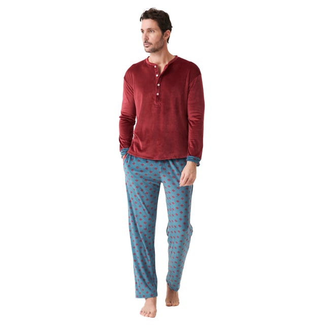 Långärmad pyjamas och långbyxor J and J Brothers.\n Maroon-blå färg\n\n Slät T-shirt med mandarinkrage och knappstängning.\n Sammetslen och mjuk textur.\n Långa tryckta byxor med elastisk midja som kan justeras med en dragsko.\n Öppna fickor i sidan.\n Sömmar i ton.\n\n Sammansättning: T-shirt: 95% polyester, 5% elastan; Byxor: 95% polyester, 5% elastan.\n\n -Tvättas i max temperatur. 30º.\n -Använd inte blekmedel.\n -Torka i max temperatur. 110º.\n -Har inte stöd för kemtvätt.\n -Tillåter inte användning av torktumlare.\n Sammansättning: T-shirt: 95% polyester, 5% elastan; Byxor: 95% polyester, 5% elastan.\n Skötsel:\n-Tvätta i max temperatur. 30º.\n -Använd inte blekmedel.\n -Torka i max temperatur. 110º.\n -Har inte stöd för kemtvätt.\n -Tillåter inte användning av torktumlare.