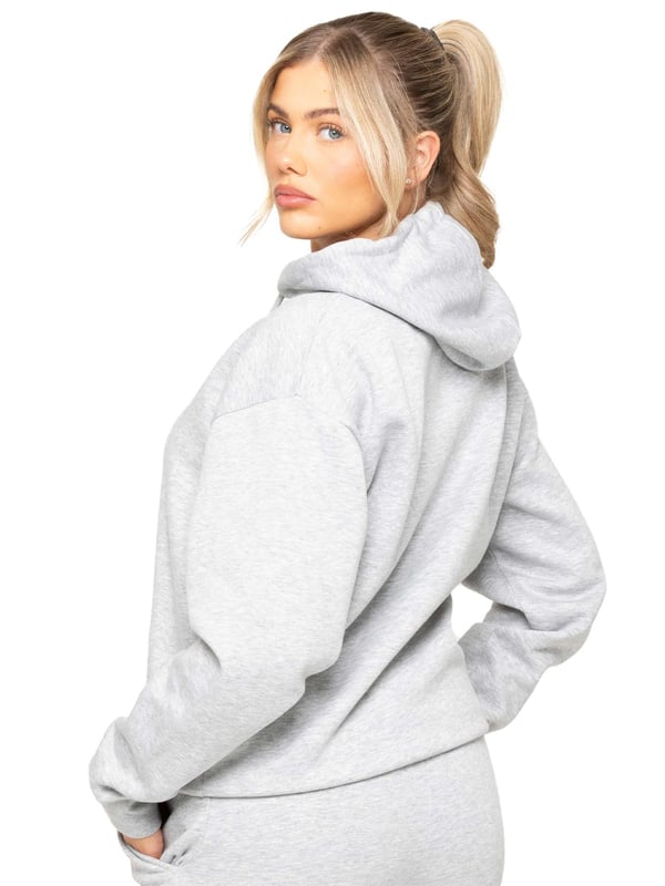 Este sudadera con capucha tipo pullover de Enzo cuenta con mangas extendidas y bolsillos prácticos para asegurar tu calidez y comodidad. Perfecta tanto para ocasiones informales como profesionales, esta sudadera espaciosa ofrece amplia cobertura para tu cuerpo. Este esencial de gran tamaño y forrado de felpa se completa con un diseño tipo pullover, puños ajustados y una capucha para un toque de sofisticación. Además, es fácilmente lavable a máquina para tu conveniencia.