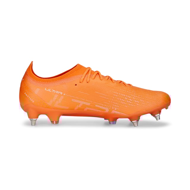 PRODUKTTITEL: ULTRA - Nicht einmal du wusstest, dass du so schnell sein kannst. Verwandle Sekunden in Rekorde mit dem ULTRA ULTIMATE Fußballschuh. Leichter bedeutet schneller, sodass das ULTRAWEAVE-Obermaterial jedes Gramm und jede Sekunde zählt. Die SPEEDPLATE-Sohlenkonstruktion mit doppelter Dichte ist inspiriert von PUMAs Lauftradition (schnell), besteht aus leistungsstarkem PEBA-Material (leicht) und ist optimiert für Geschwindigkeitsstabilität und Antrieb (fantastisch). Ultra-leicht. Ultra-schnell. ULTRA ULTIMATE. MERKMALE & VORTEILE: Recycelte Materialien: Das Obermaterial dieses Schuhs besteht zu mindestens 20 % aus recycelten Materialien als Schritt in eine bessere Zukunft. ULTRAWEAVE: Ultra-leichtes, entwickeltes Gewebe mit einem strukturierten 4-Wege-Stretch, das Gewicht und Reibung reduziert. Designed für Athleten, die Geschwindigkeit und Stärke erhöhen möchten. PWRTAPE: Zielgerichtete Verstärkung des Obermaterials für Unterstützung und Haltbarkeit. SPEEDPLATE: Sohle mit doppelter Dichte für maximalen Grip und Antrieb. DETAILS: Leichte, herausnehmbare Innensohle mit NanoGrip-Technologie verhindert das Verrutschen des Fußes im Schuh. MxSG: Gemischte weiche Bodenlaufsohle, geeignet für den Einsatz auf weichen natürlichen Oberflächen.