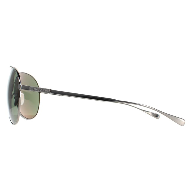 Las gafas de sol Chopard Aviator Men's titanium gunmetal grey green polarised Schd57m son un clásico estilo aviador fabricadas en metal de LIGTHWEight. Las patillas ajustables Noe ofrecen un ajuste personalizado. El logotipo de Chopard aparece en las patillas delgadas para dar autenticidad a la marca.