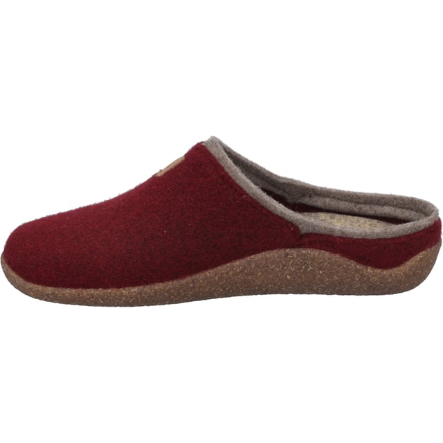 Descubra el mundo de las comodidades hogareñas con Vinny 01, la zapatilla en burdeos-combi de JOSEF SEIBEL, que combina tradición y diseño moderno. Este zapato de mujer, fabricado en el probado estilo Strobel, ofrece una combinación única de empeine y entresuela exterior que impresiona por su estabilidad y durabilidad. Con su parte superior de fieltro y la innovadora combinación de suela de TR y corcho, Vinny 01 es sinónimo de sostenibilidad y resistencia al deslizamiento. La suela beige se integra armoniosamente en el conjunto y realza el cálido color rojo. Gracias a la plantilla textil extraíble, esta zapatilla no sólo ofrece la posibilidad de utilizar su propia plantilla ortopédica, sino también un nivel inigualable de comodidad y flexibilidad. Ideal para las actividades de ocio en casa, Vinny 01 le invita a disfrutar de momentos de relax. Ya sea leyendo un libro o disfrutando de una velada acogedora con la familia, este zapato es el compañero perfecto para las mujeres que valoran la calidad y el bienestar. Como parte de la colección Relax, conocida por su ajuste garantizado y su calidad de primera clase, Vinny 01 representa la filosofía de JOSEF SEIBEL de moda lenta en lugar de moda rápida. Experimente la diferencia con un zapato que no sólo impresiona por su especial método de fabricación, sino también por su atractivo diseño y funcionalidad.