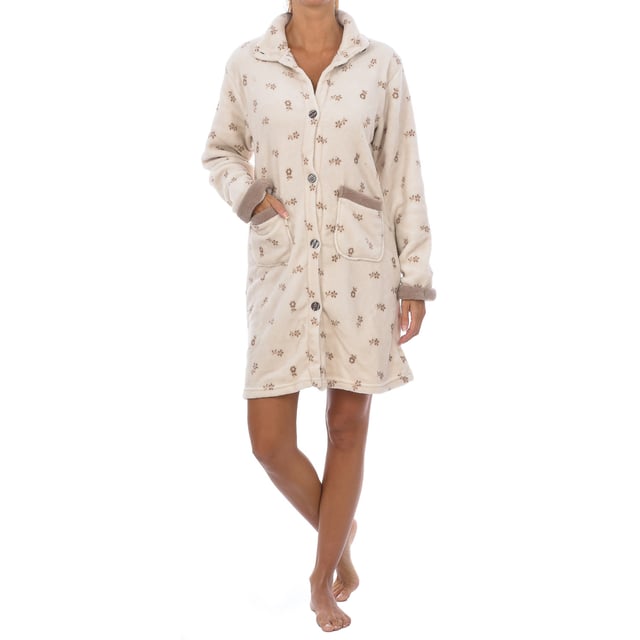 Winterjas voor dames van het merk Blanca Hernandez.
 Beige-bruine bloemen
 Knoopsluiting
 Twee zakken aan de zijkanten.
 Lange mouw.
 Naden in toon zichtbaar.

 Samenstelling: 100% polyester

 Wassen op maximum temperatuur 30º.
 Niet bleken.
 Niet chemisch reinigen.
 ondersteunt strijken
 Er mag geen droger in.