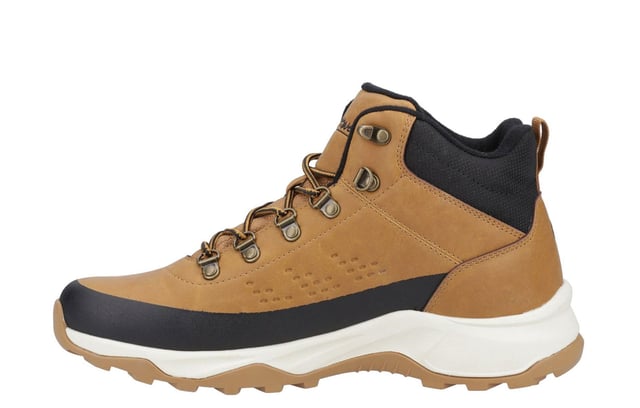De Ryeford-boot is een opvallende aanvulling op onze hybride mannenlijn en biedt de perfecte balans tussen de klassieke stijl van het platteland en de functionaliteit van een wandelboot. Gemaakt met waterdicht suede, houdt het je voeten warm en droog in elk weertype. De vetersluiting in hiker-stijl, compleet met snelvetersluiting haken bij de enkel, voegt een authentieke touch toe. Afgewerkt met een robuuste, chunky buitenzool voor superieure grip, is de Ryeford ontworpen voor zowel buitenavonturen als dagelijks gebruik.  
- Waterdicht suede bovenwerk  
- Snelvetersluiting haken  
- Robuuste, chunky buitenzool  
- Cotswold branding