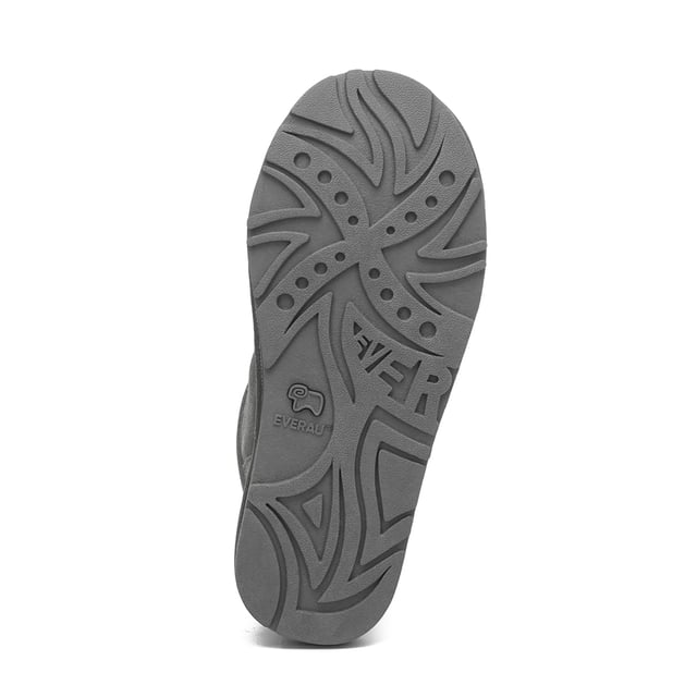 Las Mini Botas Thornbill están confeccionadas con lana australiana, conocida por su suavidad, calidez y durabilidad. La lana tiene una textura natural similar a una nube y está forrada de vellón para mayor calidez y comodidad. El zapato también cuenta con un forro de malla transpirable, una plantilla de espuma con memoria de látex para mayor comodidad y soporte, y una suela de TPR para mayor durabilidad y tracción. El Thornbill también está forrado con cuero de vaca natural para una sensación de lujo. Descripción: Parte superior de gamuza Forro cálido de lana de piel de oveja Plantilla de lana de piel de oveja suave TPR Únicas Tecnologías: Agua & Parte superior resistente a las manchas Suela exterior antideslizante