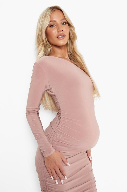 This maternity dress strikes the perfect balance between comfort and style to support you and your growing bump. Designed with added stretch and a little more room around the middle, our pregnancy dresses feel just as good as they look. Style them with boots, trainers or flats for an effortlessly cool look. From sexy maternity dresses to office-appropriate options, shop it all on boohoo.Style: Bodycon DressDesign: PlainFabric: JerseyLength: MidiSleeve Length: Long Sleeve