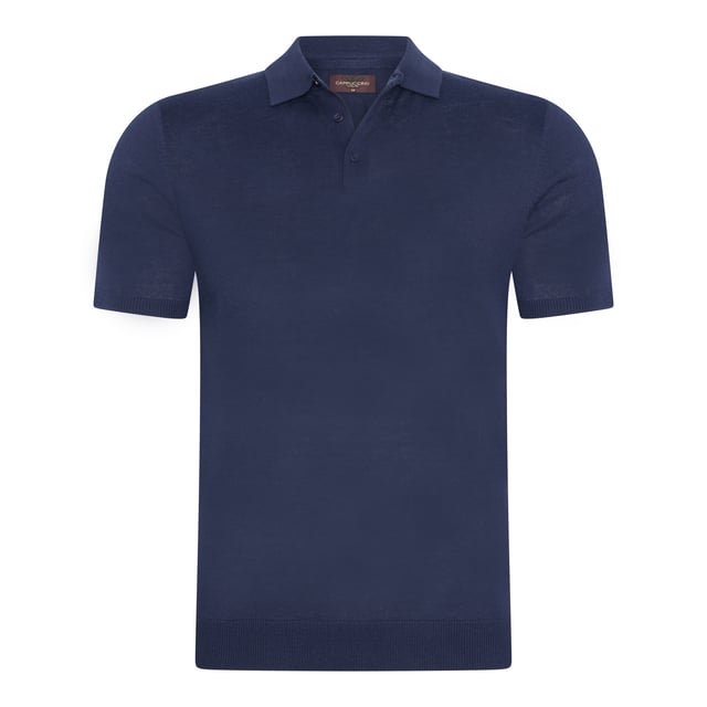 Polotröja för män från märket Cappuccino Italia. Cappuccino Italias polotröjor är tillverkade av bomull och polyester och har en normal passform. Den mjuka bomullen ger hög komfort.  Varumärke: Cappuccino ItaliaModellnamn: Plain Tricot PoloKategori: polo för mänMaterial: bomull och polyesterFärg: blå