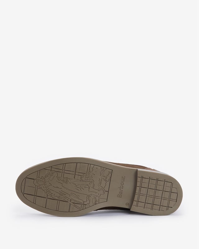 Botas Barbour Deckham de color marrón para hombre, fabricadas en piel y suela de goma. Incluyen la marca Barbour South Shields, ojales de metal cepillado y cordones encerados.
