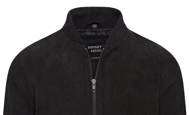 Maak kennis met het Varsity su�de leren bomberjack voor heren, een verfijnde variant op het klassieke MA-1 pilotenjack. Dit jack is gemaakt van 100% zacht geitensu�de en biedt uitzonderlijke duurzaamheid en soepelheid. De zichtbare ritssluiting aan de voorkant is voorzien van een brede, doorgestikte ritssluiting, aangevuld met een ribgebreide kraag, manchetten en zoom voor extra warmte en een slank silhouet. Met vier zakken (twee in de taille en twee aan de binnenkant, waaronder een veilige zak met ritssluiting) combineert dit volledig gevoerde jack stijl en functionaliteit naadloos. � Gemaakt van 100% zacht geitensu�de voor duurzaamheid en comfort � Zichtbare ritssluiting aan de voorkant met doorgestikte ritssluiting � Ribgebreide kraag, manchetten en zoom voor isolatie � Vier zakken: twee in de taille en twee aan de binnenkant, ��n met ritssluiting � Volledig gevoerde binnenkant voor extra warmte en comfort