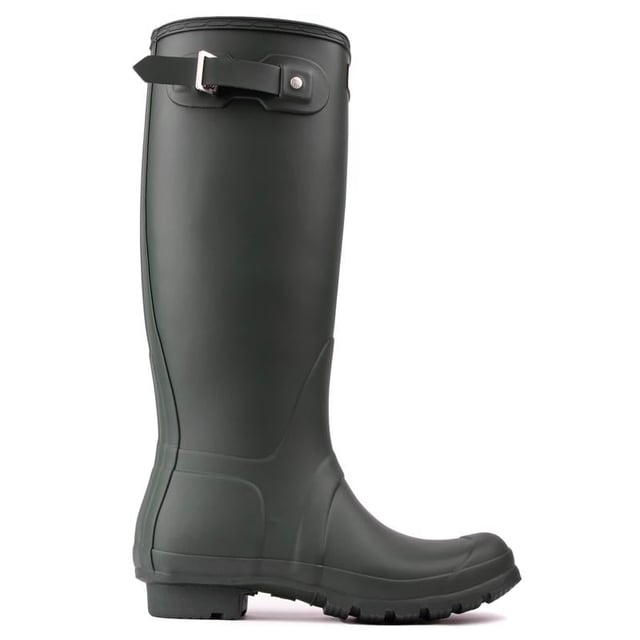 Las botas de agua Tall Classic originales de Hunter son precisamente eso. original y clásico. Estas botas de agua verdes de diseño premium son perfectas para paseos húmedos y embarrados o para pasar tiempo jugando en el jardín. Las botas son totalmente impermeables. Están hechos a mano y cuentan con una suela de goma resistente. Un forro de poliéster mantiene tus pies cómodos y ajustados. Están completos con la marca Hunter.