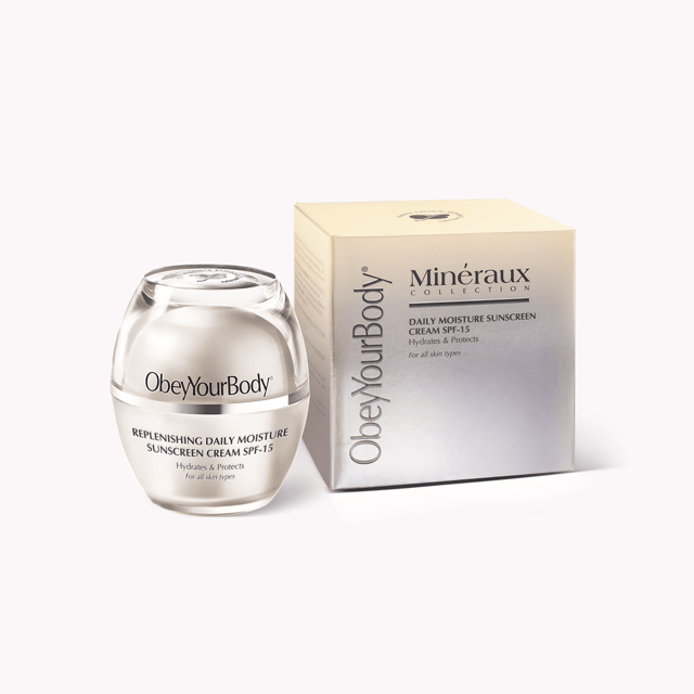 Overmatig direct zonlicht kan huiddehydratatie, zonnebrand, vroegtijdige veroudering en vlekken veroorzaken. Je hebt bescherming tegen dergelijke nadelige effecten nodig en dat is waar onze dagelijkse moisturizer om de hoek komt kijken. Deze moisturizer is ontwikkeld met unieke, onverslaanbare huidhydraterende en beschermende elementen. Onze elegante, weelderige textuurcrème doet meestal uitgeputte huidcellen herleven als gevolg van overmatige zonnestraling. 50 ml