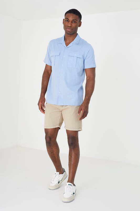This short sleeve shirt from Brave Soul is a wardrobe staple this season. Crafted from a cotton and linen blend, this style features a revere collar, straight hem, button fastenings and two chest pockets with button fastening. Team with jeans or shorts for an effortless casual look. Model wears UK size M.