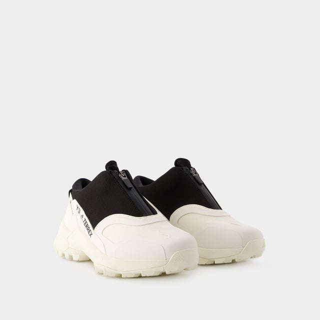 Kleuren: Zwart - Zwart/Zwart/Off White. Hoofdmateriaal: glad kalfsleer. Materiaal zool: rubber. Sluiting: veters bovenaan. Tipvorm: rond. Pasvorm: op maat - Maatvoering: Europees.
