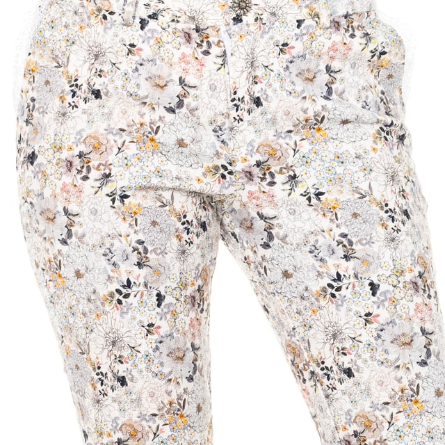 Pants with floral design. 
 Multicolor color 
 Straight basses. 
 Button and zip closure. 
 Two pockets on the side, with lace trim. 
 Two fake pockets on the back. 
 Belt loops. 
 Seams seen in tone. 

 Composition: 99% Cotton - 1% Elastane 

 Washing instructions: 
 - Wash maximum at 40ºC. 
 - Iron at medium temperature, max. 110 ° C. 
 - It allows to use dryer. 
 - Do not use bleach. 
 - Does not support dry cleaning. 


 Composition: 99% Cotton, 1% Elastane
 Care:
- Wash maximum at 40ºC.
 - Iron at medium temperature, max. 110ºC.
 - Allows you to use a dryer.
 - Do not use bleach.
 - Does not support dry cleaning.